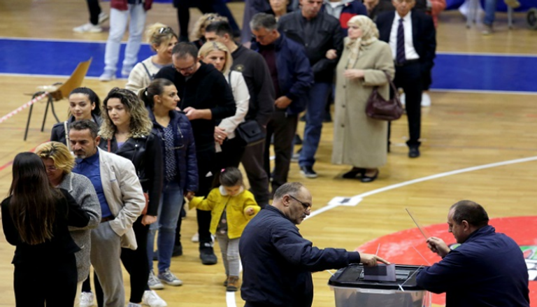 الناخبون في كوسوفو يدلون بأصواتهم في الانتخابات - رويترز
