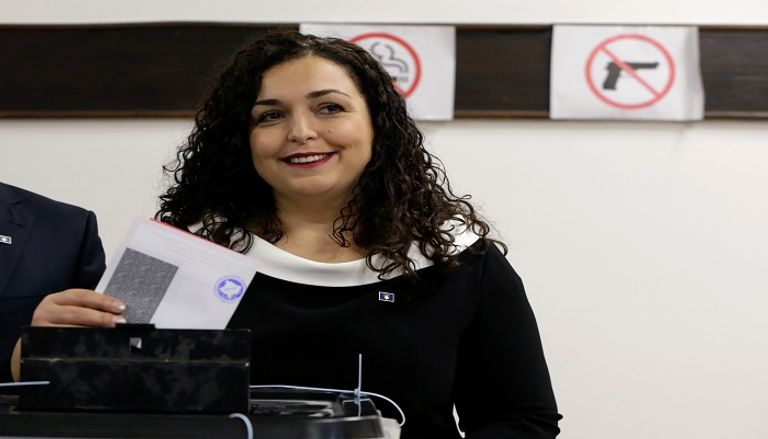 فيوسا عثماني تدلي بصوتها الناخبون في كوسوفو يدلون بأصواتهم في الانتخابات - رويترز