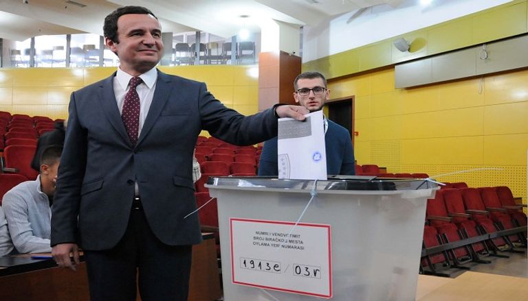 ألبين كورتي يدلي بصوته الناخبون في كوسوفو يدلون بأصواتهم في الانتخابات - رويترز