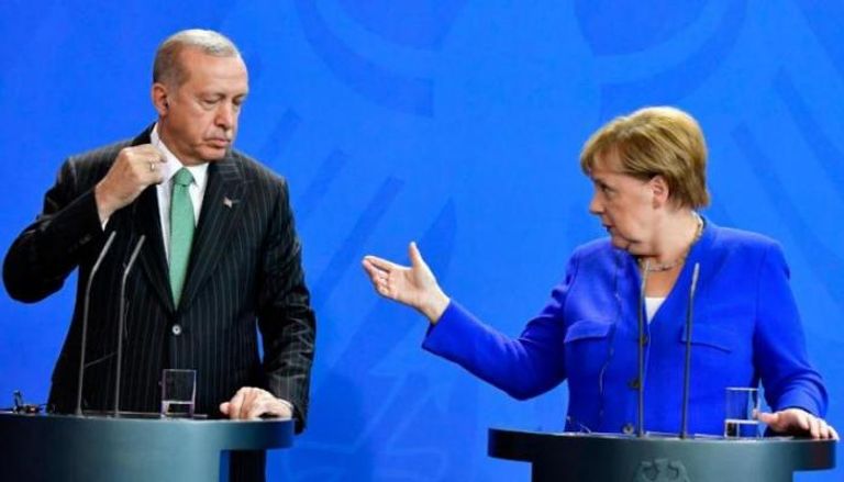 المستشارة الألمانية والرئيس التركي خلال لقاء سابق