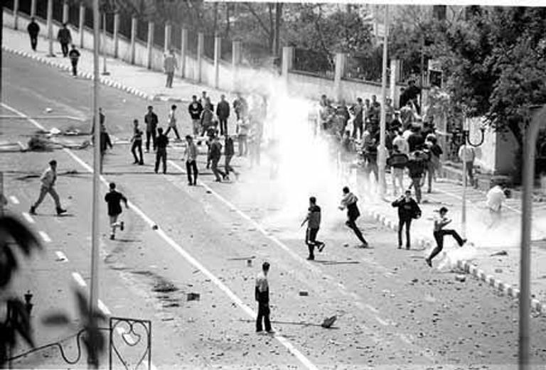 أحداث 5 أكتوبر 1988 بالجزائر - أرشيفية مظاهرات في الجزائر مطالبة برحيل رموز نظام بوتفليقة