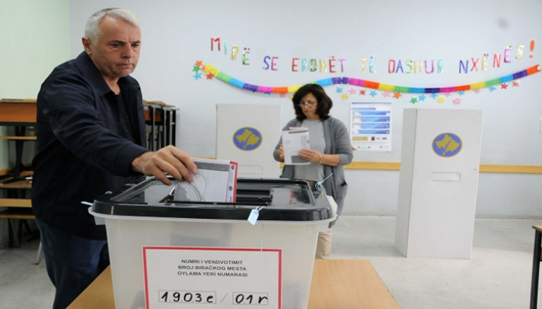 الناخبون يدلون بأصواتهم في كوسوفو