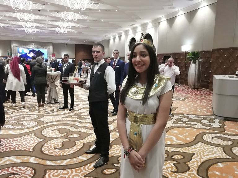 فتاة مصرية ترتدي اللباس الفرعوني في استقبال الضيوف سفارة مصر في الجزائر تحتفل بالذكرى 46 لنصر أكتوبر
