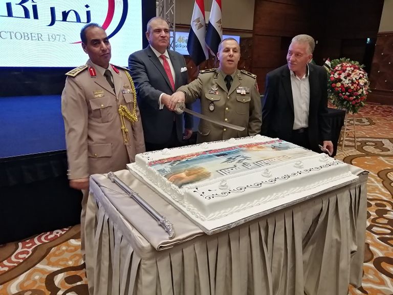 تقطيع كعكة الحفل سفارة مصر في الجزائر تحتفل بالذكرى 46 لنصر أكتوبر