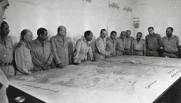 الرئيس المصري الراحل أنور السادات مع قادة حرب أكتوبر- أرشيفية