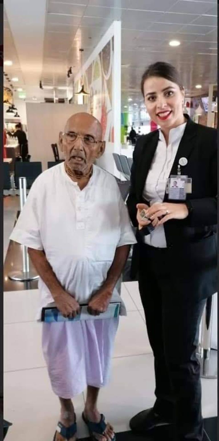 المعمر الهندي في طريقه إلى لندن عبر مطار أبوظبي لحضور فعالية 