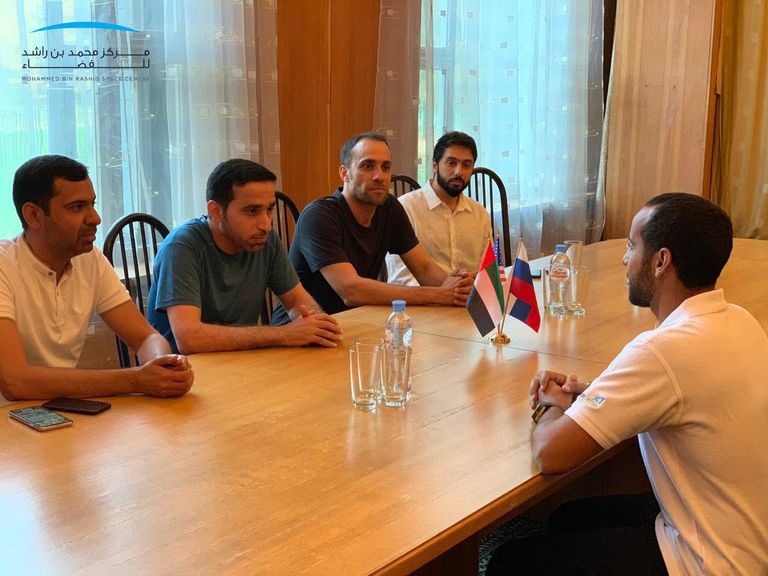 لقاء هزاع المنصوري مع مسؤولي مركز محمد بن راشد للفضاء