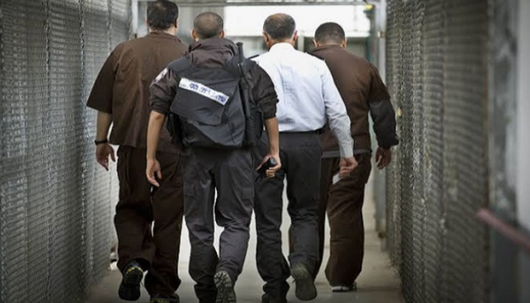 معاناة الأسرى الفلسطينيين بسجون الاحتلال لا تتوقف