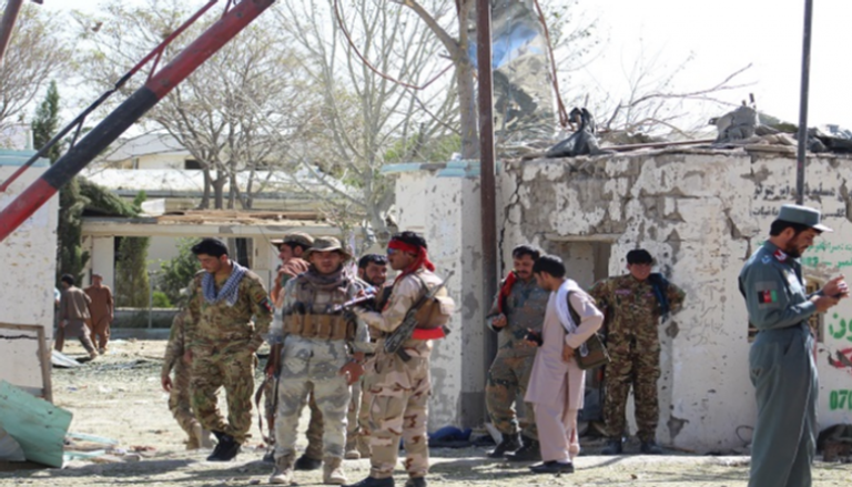 قوات الأمن الأفغانية في موقع تفجير سابق 
