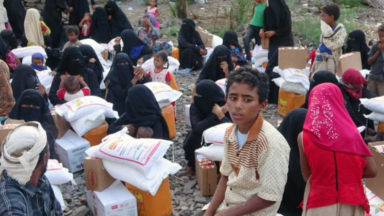 المساعدات شملت خياماً وسلالاً غذائية