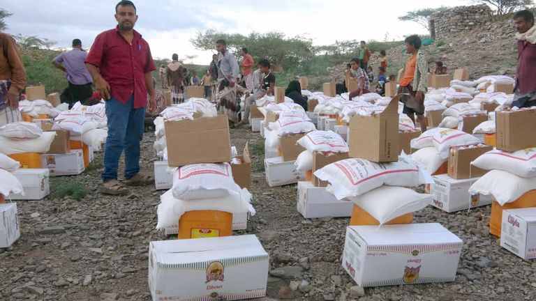 المساعدات شملت خياماً وسلالاً غذائية
