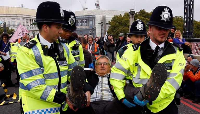 الشرطة البريطانية تلقي القبض على أحد المحتجين
