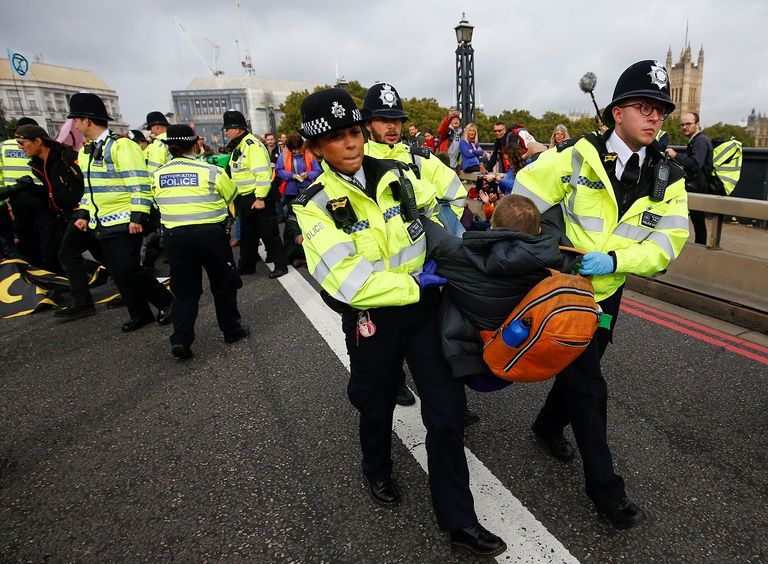 الشرطة البريطانية تلقي القبض على أحد المحتجين