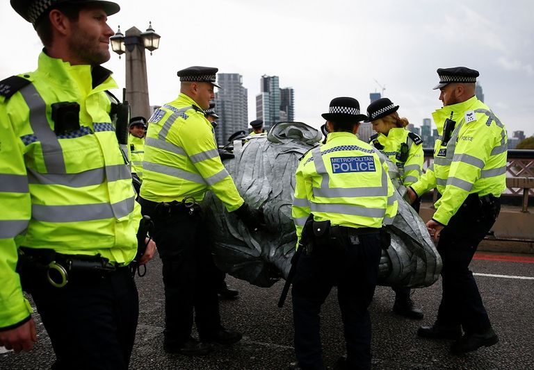 الشرطة البريطانية تلقي القبض على أحد المحتجين