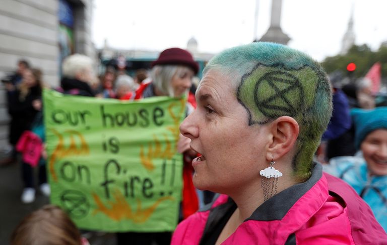 الشرطة البريطانية تلقي القبض على أحد المحتجين