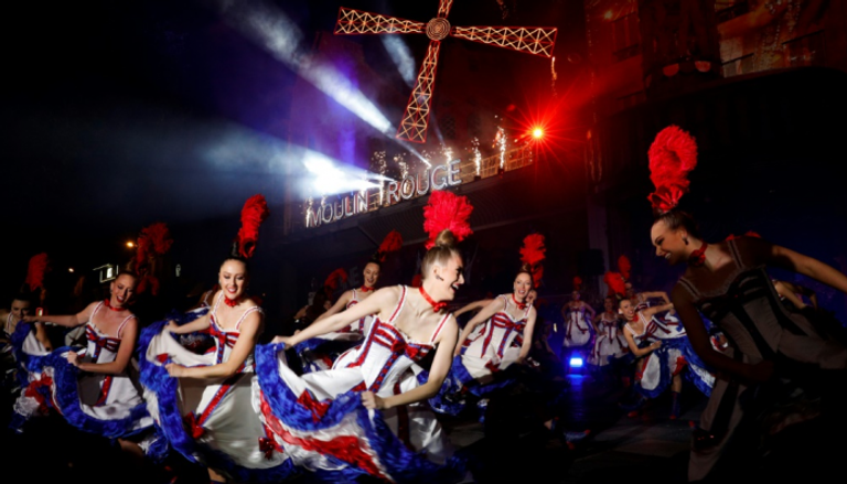 راقصات خلال الاحتفال بالذكرى الـ130 لافتتاح "مولان روج"