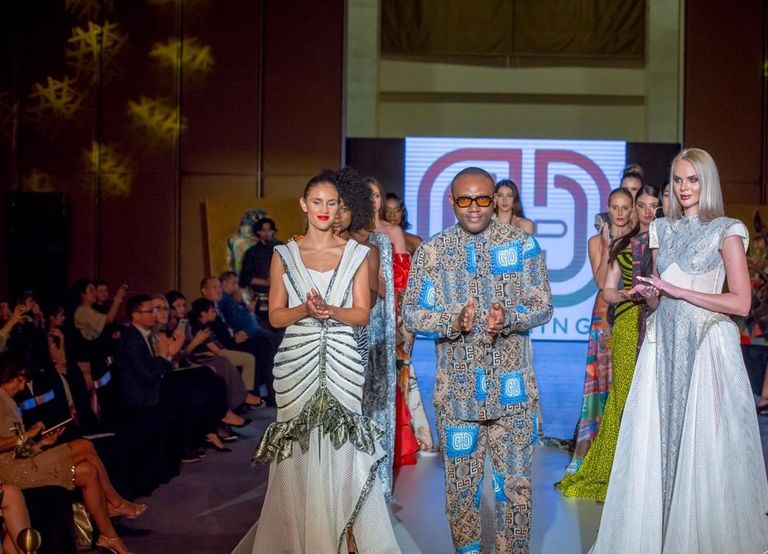 منى المنصوري تتوسط عددا من عارضات الأزياء