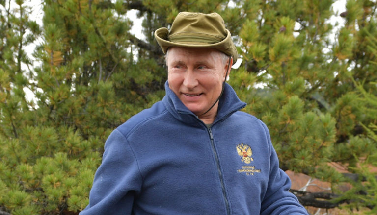 بوتين يتنزه في غابات سيبيريا