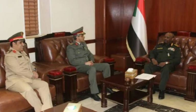 جانب من لقاء وزير الدفاع السوداني والملحق العسكري السعودي