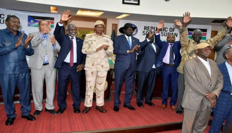 فرقاء السودان عقب التوقيع على إعلان المبادئ في جوبا