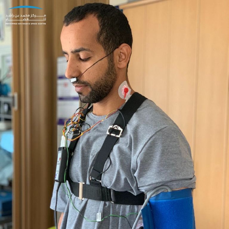 هزاع المنصوري خلال إجراء الاختبارات الطبية