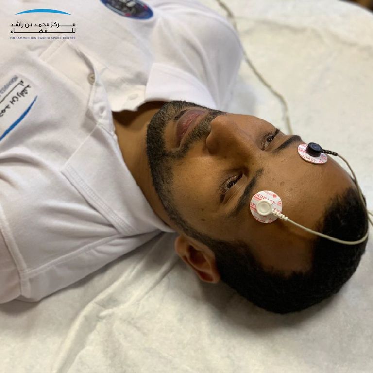 هزاع المنصوري خلال إجراء الاختبارات الطبية