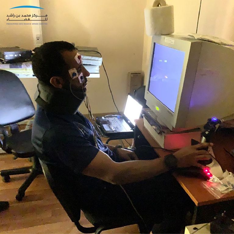 هزاع المنصوري خلال إجراء الاختبارات الطبية