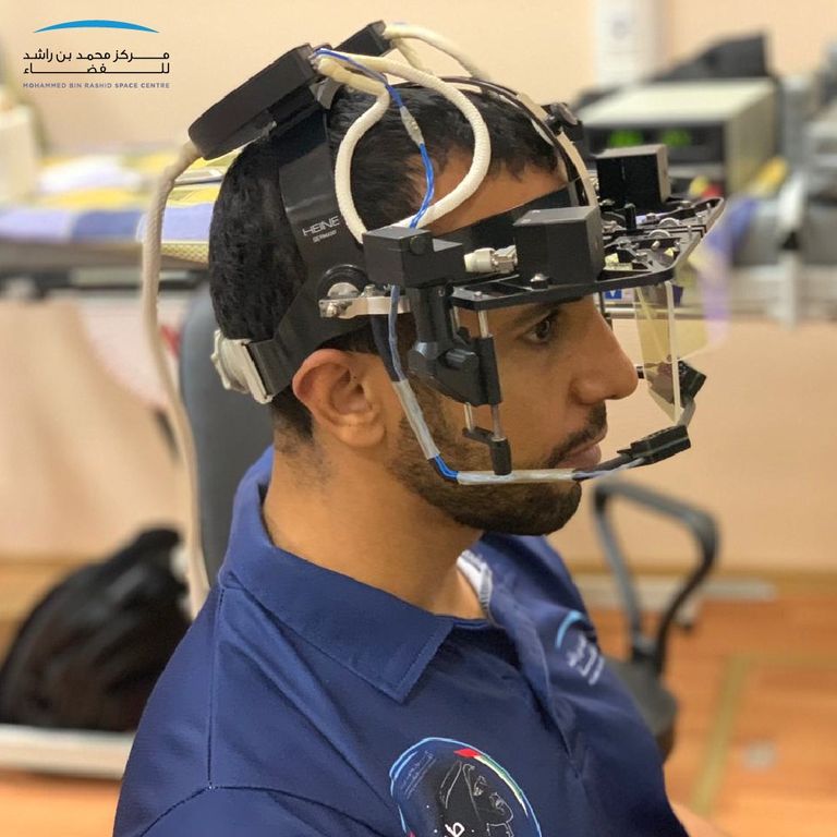 هزاع المنصوري خلال إجراء الاختبارات الطبية