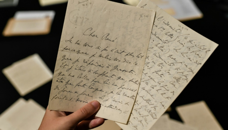 صفحتان من الرسائل المكتوبة بخط يد مارسيل بروست