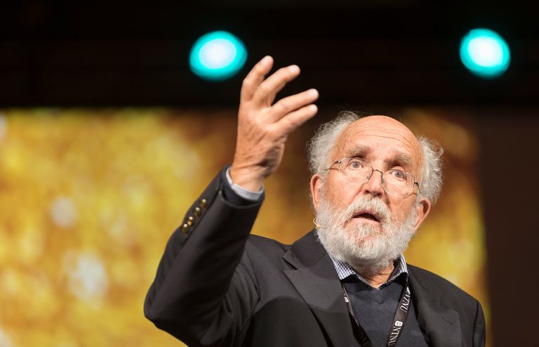 أولف دانييلسون من لجنة نوبل متحدثا خلال إعلان الفائزين بالجائزة