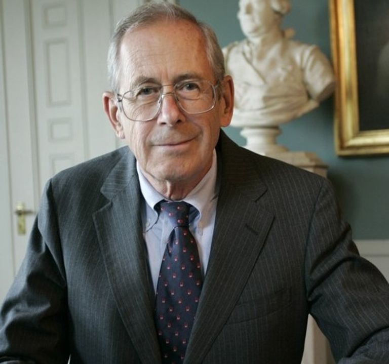 أولف دانييلسون من لجنة نوبل متحدثا خلال إعلان الفائزين بالجائزة