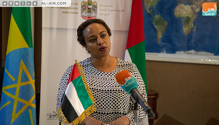 صورة جماعية للرياضيين مع سفير الإمارات والوزيرة الإثيوبية