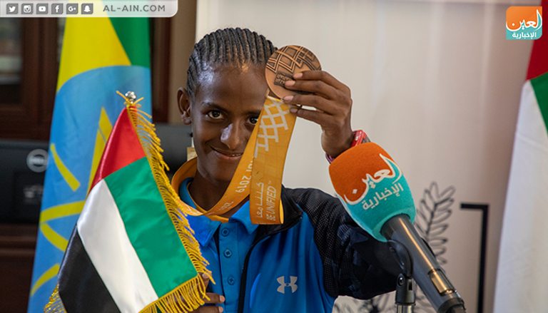 صورة جماعية للرياضيين مع سفير الإمارات والوزيرة الإثيوبية