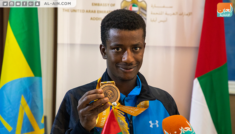 صورة جماعية للرياضيين مع سفير الإمارات والوزيرة الإثيوبية