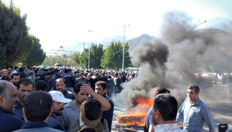 جانب من احتجاجات العمال بمدينة أراك وسط إيران