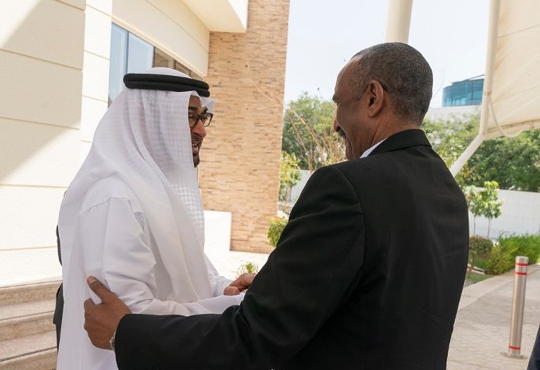 الشيخ محمد بن زايد آل نهيان خلال استقباله البرهان وحمدوك 