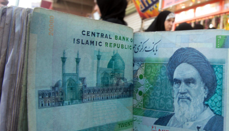 حجب نظام "سويفت" للتحويلات المالية يهوي بعائدات إيران السلعية
