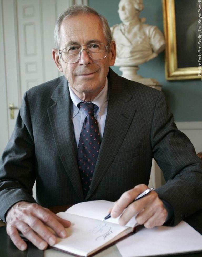 جيمس بيبلز صورة للفائزين الثلاثة نشرتها الصفحة الرسمية لجائزة نوبل على تويتر