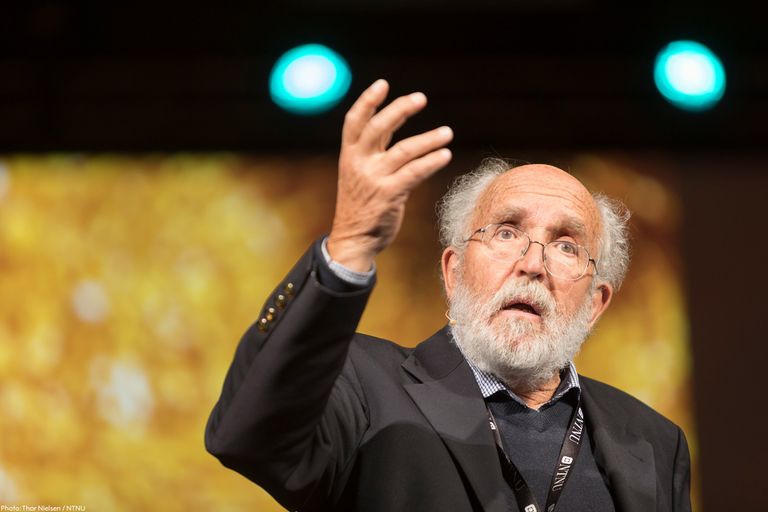 ميشيل مايور صورة للفائزين الثلاثة نشرتها الصفحة الرسمية لجائزة نوبل على تويتر