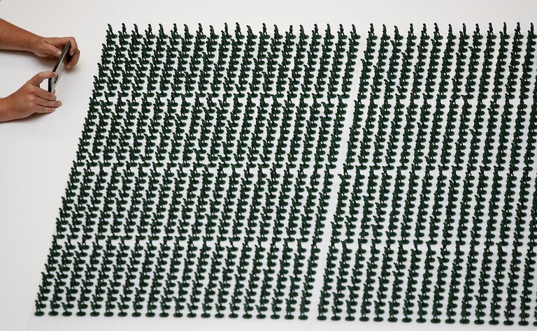 بعض الدمى المعروضة في مركز تجاري بمانشستر