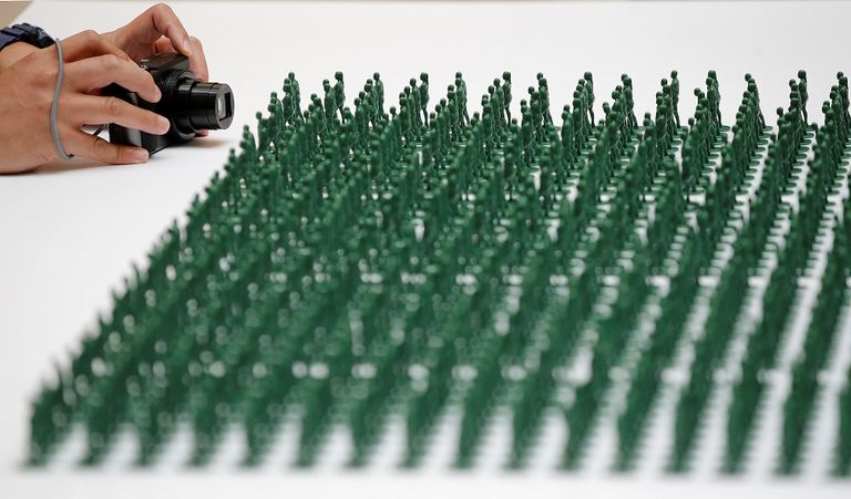 بعض الدمى المعروضة في مركز تجاري بمانشستر