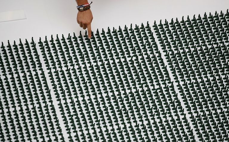 بعض الدمى المعروضة في مركز تجاري بمانشستر