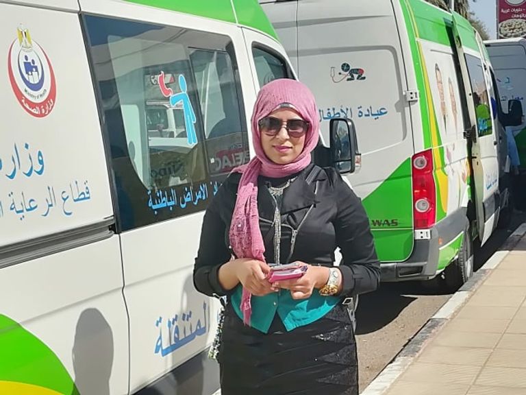 الدكتورة لمياء مبارك مع أحد المرضى المكفوفين