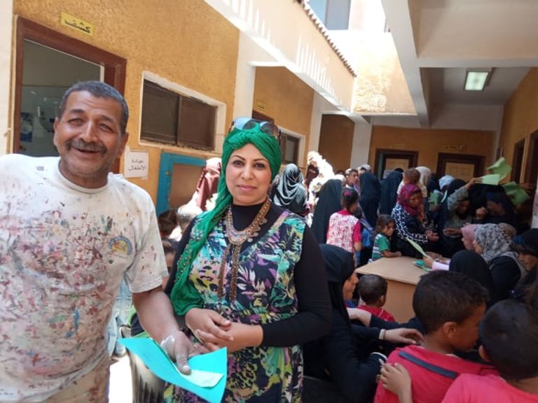 الدكتورة لمياء مبارك مع أحد المرضى المكفوفين