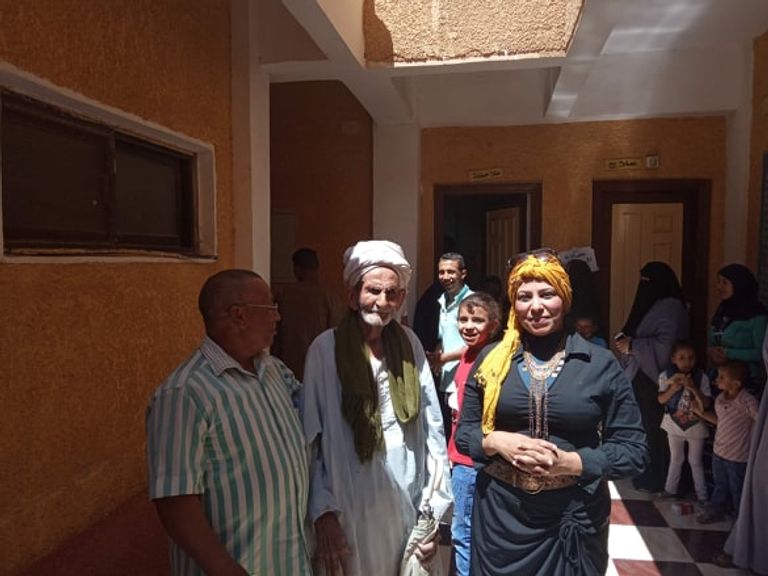 الدكتورة لمياء مبارك مع أحد المرضى المكفوفين