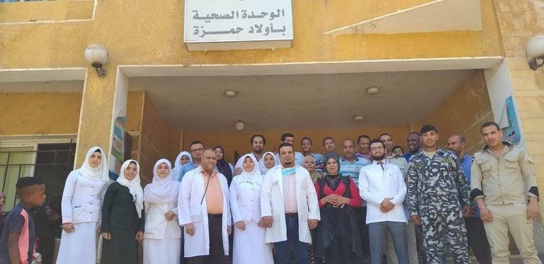 الدكتورة لمياء مبارك مع أحد المرضى المكفوفين