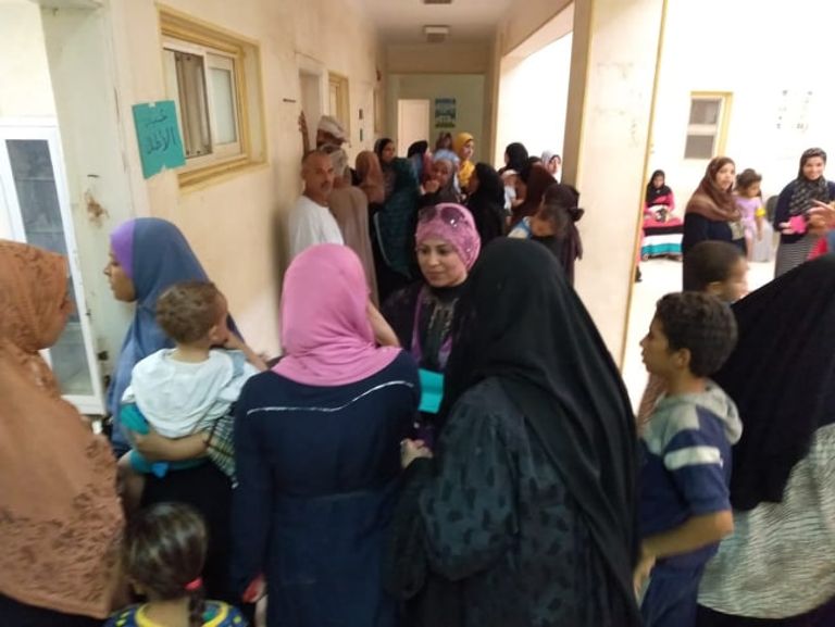 الدكتورة لمياء مبارك مع أحد المرضى المكفوفين