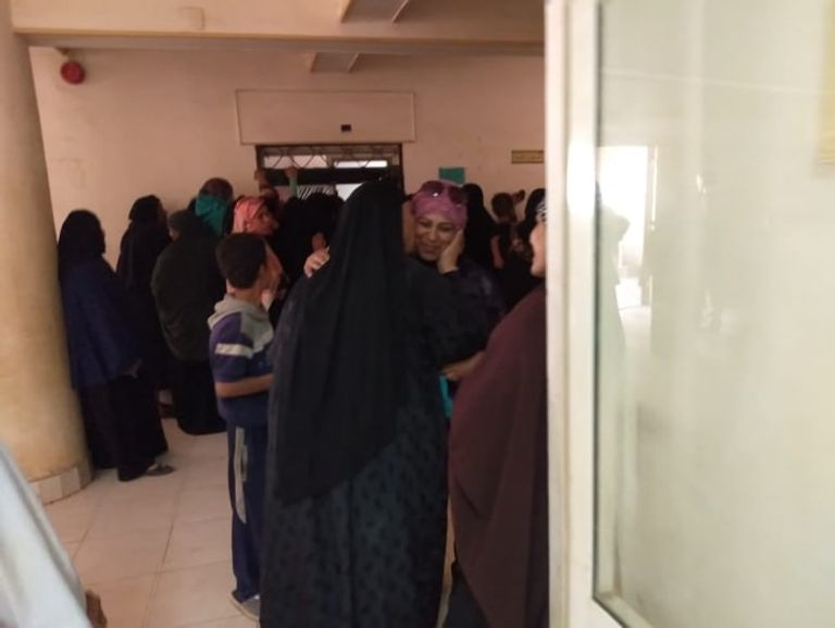 الدكتورة لمياء مبارك مع أحد المرضى المكفوفين