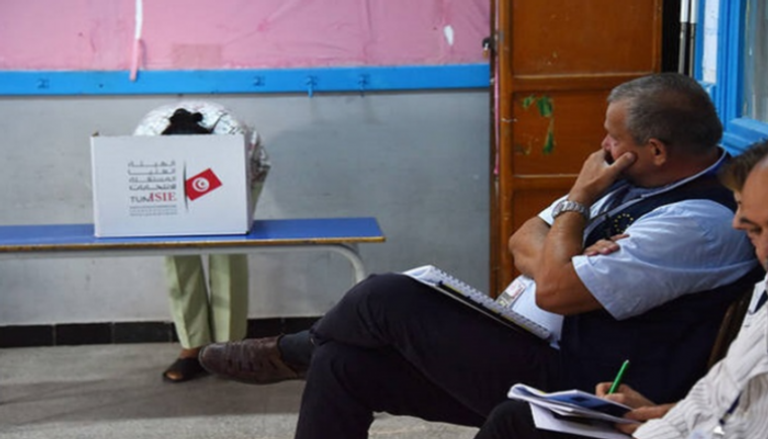 التونسيون يدلون بأصواتهم في انتخابات البرلمان 