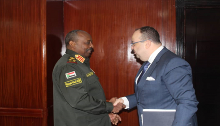 وزير دفاع السودان يلتقي السفير المصري حسام عيسى